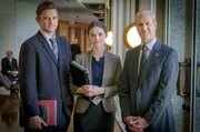 Minister Kevin Cartwright (David Roberts, re.), unterstützt von Christopher (James Sweeny, li.) und Daphne (Rose Riley, Mi.), hadert mit dem neuen Gesetzentwurf von Alex und scheint im letzten Moment einen Rückzieher machen zu wollen. Minister Kevin Cartwright (David Roberts, re.), unterstützt von Christopher (James Sweeny, li.) und Daphne (Rose Riley, Mi.), hadert mit dem neuen Gesetzentwurf von Alex und scheint im letzten Moment einen Rückzieher machen zu wollen.