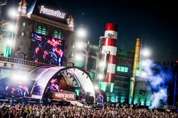 Parookaville ist das gr&ouml;&szlig;te Festival in NRW und eines der gr&ouml;&szlig;ten Festivals f&uuml;r elektronische Musik in Europa. Jedes Jahr entsteht am Airport Weeze f&uuml;r ein Wochenende eine pulsierende Metropole mit B&uuml;hnen, eigenem Supermarkt, Rathaus, Stra&szlig;en, einer Kirche und sogar einem Knast. Eine Stadt mit fast einer Viertelmillion "Citizens" aus der ganzen Welt.