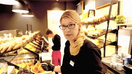 Wenige Augenblicke bis Laden&ouml;ffnung: Inhaberin Ines Bartjes-Derks am Er&ouml;ffnungstag der ersten B&auml;ckereifiliale in einer dm-Filiale  +++ Die Verwendung des sendungsbezogenen Materials ist nur mit dem Hinweis und Verlinkung auf RTL+ gestattet. +++; Wenige Augenblicke bis Laden&ouml;ffnung: Inhaberin Ines Bartjes-Derks am Er&ouml;ffnungstag der ersten B&auml;ckereifiliale in einer dm-Filiale  +++ Die Verwendung des sendungsbezogenen Materials ist nur mit dem Hinweis und Verlinkung auf RTL+ gestattet. +++