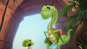 Die vier kleinen Dinos halten Dilo f&uuml;r einen gro&szlig;en Helden, als er sie vor Spinosaurus besch&uuml;tzt. +++ Die Verwendung des sendungsbezogenen Materials ist nur mit dem Hinweis und Verlinkung auf RTL+ gestattet.