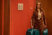 Alice Macray (Sarah Paulson)