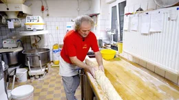 B&auml;cker Harald Metscher backt zum letzten Mal f&uuml;r seine Kunden. Ab morgen ist die Traditionsb&auml;ckerei in Langenweddingen geschlossen.  +++ Die Verwendung des sendungsbezogenen Materials ist nur mit dem Hinweis und Verlinkung auf RTL+ gestattet. +++; B&auml;cker Harald Metscher backt zum letzten Mal f&uuml;r seine Kunden. Ab morgen ist die Traditionsb&auml;ckerei in Langenweddingen geschlossen.  +++ Die Verwendung des sendungsbezogenen Materials ist nur mit dem Hinweis und Verlinkung auf RTL+ gestattet. +++