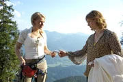 Tanja (Anjorka Strechel, r.) zeigt Emilie (Stefanie von Poser, l.) das lebensnotwendige Medikament ihres Freundes, das er bei seinem Aufbruch achtlos liegenließ. Tanja (Anjorka Strechel, r.) zeigt Emilie (Stefanie von Poser, l.) das lebensnotwendige Medikament ihres Freundes, das er bei seinem Aufbruch achtlos liegenließ.
