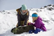Miriam (Paulina Rümmelein) und Alexandra (Lilian Prent) machen sich gemeinsam auf die Suche nach dem Geheimnis um ihre Väter. Miriam (Paulina Rümmelein) und Alexandra (Lilian Prent) machen sich gemeinsam auf die Suche nach dem Geheimnis um ihre Väter.