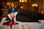 Marie (Katharina Wackernagel) betrachtet die tote Irene Kübel (Svenja Hermuth) auf dem Altar. Marie (Katharina Wackernagel) betrachtet die tote Irene Kübel (Svenja Hermuth) auf dem Altar.