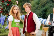 Waltraud Stöckl kommt auf den Hof und will endlich alles aufklären (v.li.: Amelie Arndt, Marcel Kowalewski). Waltraud Stöckl kommt auf den Hof und will endlich alles aufklären (v.li.: Amelie Arndt, Marcel Kowalewski).