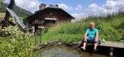 Der K&uuml;nstler Karl Pletter und Nachbar vor Heimito von Doderers Sommersitz dem Riegelhof in Prein an der Rax.