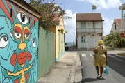 Bunte Vielfalt: Guadeloupe ist eine farbenfrohe Inselwelt – und dabei Teil des EU-Binnenmarktes. Bezahlt wird in dem französischen Überseedepartement mit EURO. Bunte Vielfalt: Guadeloupe ist eine farbenfrohe Inselwelt – und dabei Teil des EU-Binnenmarktes. Bezahlt wird in dem französischen Überseedepartement mit EURO.