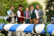 Alfons Gammerdinger bringt den gestohlenen Maibaum in den Klosterhof (v.li.: Daniel Urban, Max Schmidt, Fritz Wepper, Johann Schuler, Andreas Wimberger) Alfons Gammerdinger bringt den gestohlenen Maibaum in den Klosterhof (v.li.: Daniel Urban, Max Schmidt, Fritz Wepper, Johann Schuler, Andreas Wimberger)