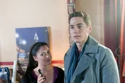 Sina (Valea Katharina Scalabrino) bringt Ringo (Timothy Boldt) geschickt dazu, sich vor Bambi zu verraten. Sina (Valea Katharina Scalabrino) bringt Ringo (Timothy Boldt) geschickt dazu, sich vor Bambi zu verraten.