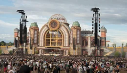 Zahlreiche Besucher versammeln sich zum Feiern vor der Mainstage bei Tageslicht beim Parookaville.