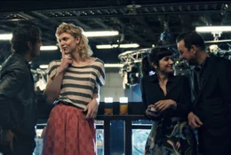Am Rande eines Tanzkurses: v.l.n.r. Robert (Timocin Ziegler), Leni (Thea Ehre), Nicole (Ioanna Iacob) und Victor (Michael Sideris)