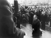 Bundeskanzler Willy Brandt kniet vor dem Mahnmal im einstigen jüdischen Ghetto in Warschau, das den Helden des Ghetto-Aufstandes vom April 1943 gewidmet ist. Brandt eroberte mit seinem "Kniefall" die Herzen der intellektuellen Polen und legte damit den Grundstein für die deutsch-polnische Aussöhnung. Bundeskanzler Willy Brandt kniet vor dem Mahnmal im einstigen jüdischen Ghetto in Warschau, das den Helden des Ghetto-Aufstandes vom April 1943 gewidmet ist. Brandt eroberte mit seinem "Kniefall" die Herzen der intellektuellen Polen und legte damit den Grundstein für die deutsch-polnische Aussöhnung.