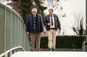 Hubert (Christian Tramitz, rechts) und Girwidz (Michael Brandner) haben ein vertrauliches Gespr&auml;ch bei einem Spaziergang durch den Park.