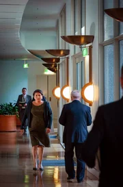 Auch nach dem Tod von Jess Clarke kämpft Senatorin Alex Irving (Deborah Mailman) weiter dafür, das Verbrechen um Marcie Macleans Tod und Minister Cartwrights Vertuschungsversuche aufzudecken. Auch nach dem Tod von Jess Clarke kämpft Senatorin Alex Irving (Deborah Mailman) weiter dafür, das Verbrechen um Marcie Macleans Tod und Minister Cartwrights Vertuschungsversuche aufzudecken.