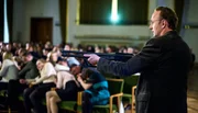 In seinen Tagträumen hat Prof. Harald Götz (Peter Jordan) Gewaltfantasien. In seinen Tagträumen hat Prof. Harald Götz (Peter Jordan) Gewaltfantasien.