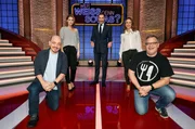 Moderator Kai Pflaume (M.) und seine Rateteam-Kapitäne Bernhard Hoëcker (l.) und Elton (r.) begrüßen in dieser Sendung die Schauspielerin Jessica Ginkel (2.v.l.) und die Schauspielerin Anneke Kim Sarnau (2.v.r.). Moderator Kai Pflaume (M.) und seine Rateteam-Kapitäne Bernhard Hoëcker (l.) und Elton (r.) begrüßen in dieser Sendung die Schauspielerin Jessica Ginkel (2.v.l.) und die Schauspielerin Anneke Kim Sarnau (2.v.r.).