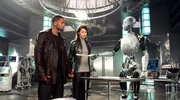 Mit Hilfe der Roboterpsychologin Dr. Susan Calvin (Bridget Moynahan, r.), die der festen &Uuml;berzeugung ist, dass die ehernen Robot-Gesetze zum Schutz der Menschen fest in den Maschinen installiert sind und nicht umgangen werden k&ouml;nnen, st&ouml;&szlig;t Detective Spooner (Will Smith, l.) auf ein die gesamte Menschheit bedrohendes Geheimnis ...