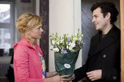 Boris Gerg (Manuel Rubey) erschleicht sich das Vertrauen seines nächsten Opfers: Britta Kamps (Isabell Gerschke) ahnt noch nichts von seinen bösen Absichten. Boris Gerg (Manuel Rubey) erschleicht sich das Vertrauen seines nächsten Opfers: Britta Kamps (Isabell Gerschke) ahnt noch nichts von seinen bösen Absichten.