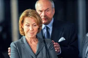 Tennhagen (Dietrich Mattausch) führt die Mutter Oberin (Gaby Dohm) zum Essen aus. Er möchte mit ihr im Schloss leben. Tennhagen (Dietrich Mattausch) führt die Mutter Oberin (Gaby Dohm) zum Essen aus. Er möchte mit ihr im Schloss leben.