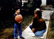 Jonathan (Michael Landon, r.) versucht, dem kleinen Robbie zu erkl&auml;ren, dass sein Vater im Himmel ist.