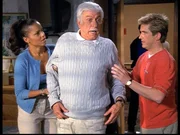 Amanda (Victoria Rowell, l.) und Jesse (Charlie Schlatter, r.) k&uuml;mmern sich um Mark (Dick Van Dyke, M.), der nach dem Anschlag noch neben sich steht.