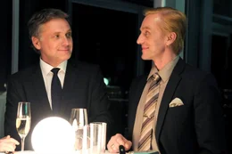 ARD/SWR DIE SCHATTEN, DIE DICH HOLEN, FilmMittwoch im Ersten, Koproduktion ORF/SWR und DOR Film, Buch: Uli Bre&eacute;, Regie: Robert Dornhelm, am Mittwoch (01.02.12) um 20:15 Uhr im ERSTEN. Hannes (Bernhard Schir) ist ganz angetan von Kurt (Andr&eacute; Hennicke), der sich ihm als Studienfreund seiner Frau vorstellt. Er kann sich durchaus vorstellen, Kurt &ouml;fter zu begegnen.