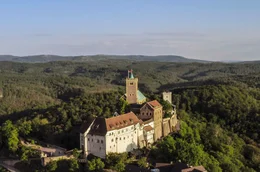 Nach Angriffen, Blitzschlag und Br&auml;nden wird die Wartburg seit Jahrhunderten immer wieder und immer besser instandgesetzt.