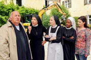 Schwester Hanna vermutet, dass die Nonnen aus dem Kloster hinaussaniert werden sollen (v.li.: Wolfgang Müller, Janina Hartwig, Emanuela von Frankenberg, Denise M’Baye, Mareike Lindenmeyer). Schwester Hanna vermutet, dass die Nonnen aus dem Kloster hinaussaniert werden sollen (v.li.: Wolfgang Müller, Janina Hartwig, Emanuela von Frankenberg, Denise M’Baye, Mareike Lindenmeyer).