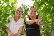 Die Weinb&auml;uerinnen Grete und Birgit Wiederstein von der Weiberwirtschaft in G&ouml;ttlesbrunn.