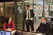 Die Stralsunder Kommissarin Nina Petersen (Katharina Wackernagel) muss mit ihrem Kollegen Karl Hidde (Alexander Held, r.) bei ihrem Vorgesetzten Meyer (Michael Rotschopf, M.) antanzen.