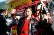 "Medicopter 117 - Jedes Leben z&auml;hlt", "Bankraub." Bank&uuml;berfall - sowohl ein R&auml;uber als auch ein Geldbote werden schwer verletzt ins Krankenhaus gebracht. W&auml;hrenddessen &uuml;berfallen die restlichen fl&uuml;chtigen Bankr&auml;uber die Helikopterbasis. Die Crew wird von den Verbrechern gezwungen, ins Krankenhaus zu fliegen, um den verletzten Bankr&auml;uber von dort zu entf&uuml;hren. Im Bild (v.li.): Manfred St&uuml;cklschwaiger (Thomas W&auml;chter), Andre Andruza (Tomasz).