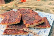 Pizza Usticese ist im Gegensatz zur neapolitanischen Variante einfacher und rustikaler – oft mit Tomatensoße Zwiebeln, Sardellen und kräftigem Käse. Pizza Usticese ist im Gegensatz zur neapolitanischen Variante einfacher und rustikaler – oft mit Tomatensoße Zwiebeln, Sardellen und kräftigem Käse.
