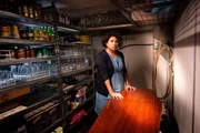 Die Trauer um ihre Mutter gibt Alex (Deborah Mailman) keine Schonfrist. Im Pub von Winton, wo der Sarg ihrer Mutter aufbewahrt wird, muss Alex sich der Wut der Landbesitzer stellen.