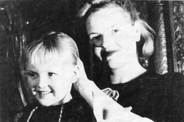 Was braucht es, um Widerstand zu leisten? 80 Jahre nach dem gescheiterten Attentat auf Adolf Hitler am 20. Juli 1944 erz&auml;hlen Nachfahren die Geschichten ihrer Familien. Es sind die Geschichten mutiger Frauen. Sei es, dass sie selbst aktiv den Widerstand gegen den Nationalsozialismus unterst&uuml;tzen, sei es, dass sie die Familien zusammenhielten und Hoffnung gaben. Von diesen oft vergessenen Heldinnen erz&auml;hlt die Reportage. Sie waren Sekret&auml;rinnen, Sportlerinnen, M&uuml;tter und riskierten alles f&uuml;r ein Ende des Nazi-Terrors. - Erika von Brockdorff mit ihrer Tochter Saskia.