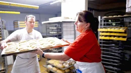 Die Mitarbeiter von B&auml;cker Harald Metscher backen zum letzten Mal f&uuml;r ihre Kunden. Ab morgen ist die Traditionsb&auml;ckerei in Langenweddingen geschlossen.  +++ Die Verwendung des sendungsbezogenen Materials ist nur mit dem Hinweis und Verlinkung auf RTL+ gestattet. +++; Die Mitarbeiter von B&auml;cker Harald Metscher backen zum letzten Mal f&uuml;r ihre Kunden. Ab morgen ist die Traditionsb&auml;ckerei in Langenweddingen geschlossen.  +++ Die Verwendung des sendungsbezogenen Materials ist nur mit dem Hinweis und Verlinkung auf RTL+ gestattet. +++