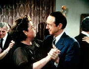 Nach Jahren wagen Stanley Perkins (William Schallert, r.) und Rose (Darsteller unbekannt), die große Liebe seines Lebens, ein Tänzchen ... Nach Jahren wagen Stanley Perkins (William Schallert, r.) und Rose (Darsteller unbekannt), die große Liebe seines Lebens, ein Tänzchen ...