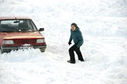 Tobias (Markus Brandl) hat einen verlassenen Wagen entdeckt, der offensichtlich vom Parkplatz gestürzt ist. Tobias (Markus Brandl) hat einen verlassenen Wagen entdeckt, der offensichtlich vom Parkplatz gestürzt ist.