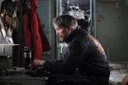 Karge Notunterkunft im Flugzeugwrack: Mads Mikkelsen als Overg&aring;rd