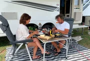 Andreas (63, r.) und Britta (58) fr&uuml;hst&uuml;cken auf einem Campingplatz nahe Monopoli vor ihrem Wohnauflieger. Es ist der letzte Halt ihrer Reise.