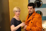 Nina und Luca (Manuel Cortez, r.) treffen bei Olivias (Kasia Borek, l.) Party aufeinander. Dort wird Luca offen von Olivia auf die Probleme mit Nina angesprochen. Um das Misstrauen seiner Freundin aus der Welt zu schaffen, trifft Luca eine folgenschwere Entscheidung ... Nina und Luca (Manuel Cortez, r.) treffen bei Olivias (Kasia Borek, l.) Party aufeinander. Dort wird Luca offen von Olivia auf die Probleme mit Nina angesprochen. Um das Misstrauen seiner Freundin aus der Welt zu schaffen, trifft Luca eine folgenschwere Entscheidung ...