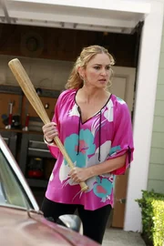 Droht Susan sie umzubringen, wenn sie ihren Sohn nicht sofort in Ruhe l&auml;sst: Angie (Drea de Matteo) ...