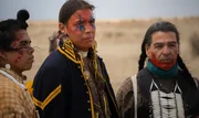 Eine Gruppe Indianer (Jared Figueroa, Armand Jefferson-Dust, Jon Gonzales). Eine Gruppe Indianer (Jared Figueroa, Armand Jefferson-Dust, Jon Gonzales).