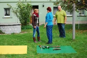 Peggy (29) ist mit ihrem geerbten Elternaus v&ouml;llig &uuml;berfordert. Sie lebt auf dem Dachboden und kann sich nur m&uuml;hsam den Weg zu ihrer Matratze zu bahnen. Sabina-Hankel-Hirtz (li.) und Dennis Karl eilen zu Hilfe.