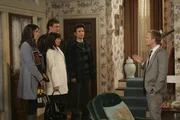 Ted (Josh Radnor, 2.v.r.), Marshall (Jason Segel, 2.v.l.), Lily (Alyson Hannigan, M.) und Robin (Cobie Smulders, l.) bemerken, dass Barney (Neil Patrick Harris, r.) sich in letzter Zeit komisch verhält und glauben, dass er in einer festen Beziehung steckt. Als sie der Sache jedoch auf den Grund gehen, lernen sie die Frau kennen, die hinter all dem steckt: Barneys Mutter ... Ted (Josh Radnor, 2.v.r.), Marshall (Jason Segel, 2.v.l.), Lily (Alyson Hannigan, M.) und Robin (Cobie Smulders, l.) bemerken, dass Barney (Neil Patrick Harris, r.) sich in letzter Zeit komisch verhält und glauben, dass er in einer festen Beziehung steckt. Als sie der Sache jedoch auf den Grund gehen, lernen sie die Frau kennen, die hinter all dem steckt: Barneys Mutter ...