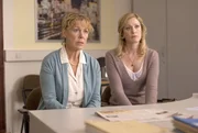 Inge (Gaby Dohm, l.) und Christine (Julia Stinshoff, r.) sprechen bei der Polizei vor. Denn offenbar ist Inge beraubt worden! Inge (Gaby Dohm, l.) und Christine (Julia Stinshoff, r.) sprechen bei der Polizei vor. Denn offenbar ist Inge beraubt worden!