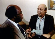Dr. Hudsbeth (Roscoe Lee Browne, l.) erh&auml;lt von seinen Freunden ein gro&szlig;z&uuml;giges Geschenk.