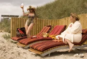 In den Dünen lässt Renate (Leslie Malton, l.) es mal wieder krachen. Tante Inge (Gaby Dohm, r.) ist da eher zurückhaltend. In den Dünen lässt Renate (Leslie Malton, l.) es mal wieder krachen. Tante Inge (Gaby Dohm, r.) ist da eher zurückhaltend.