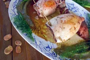 Für den Gefüllten Tintenfisch ("Calamari ripieni") wird der Fisch zuerst mit gehackten Tentakeln, Semmelbröseln, Knoblauch, Olivenöl und Parmesan gefüllt – und danach angebraten. Für den Gefüllten Tintenfisch ("Calamari ripieni") wird der Fisch zuerst mit gehackten Tentakeln, Semmelbröseln, Knoblauch, Olivenöl und Parmesan gefüllt – und danach angebraten.