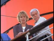 Mark (Dick Van Dyke, r.) k&uuml;mmert sich um Clare (Brynn Thayer, l.), deren Mann bei einer Kreuzfahrt &uuml;ber Bord gegangen ist.